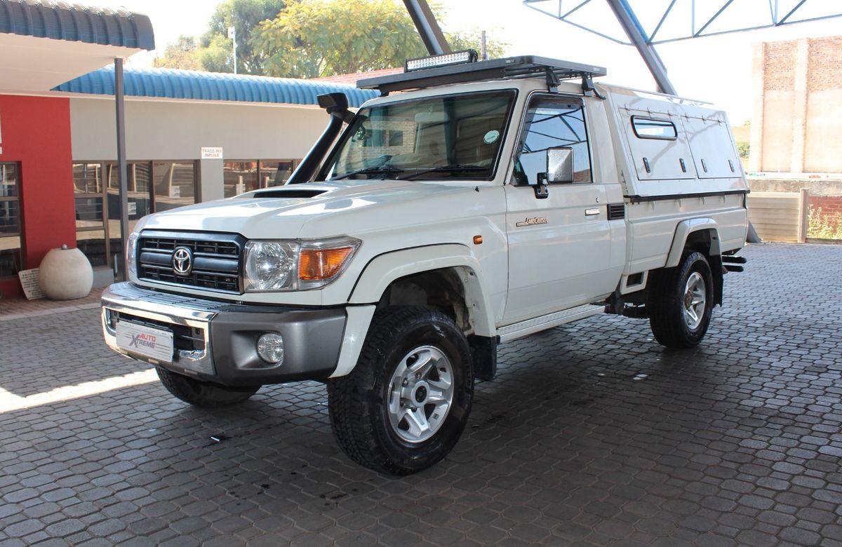 2017 Toyota Land Cruiser 79 4.5 D LX V8 Single-Cab