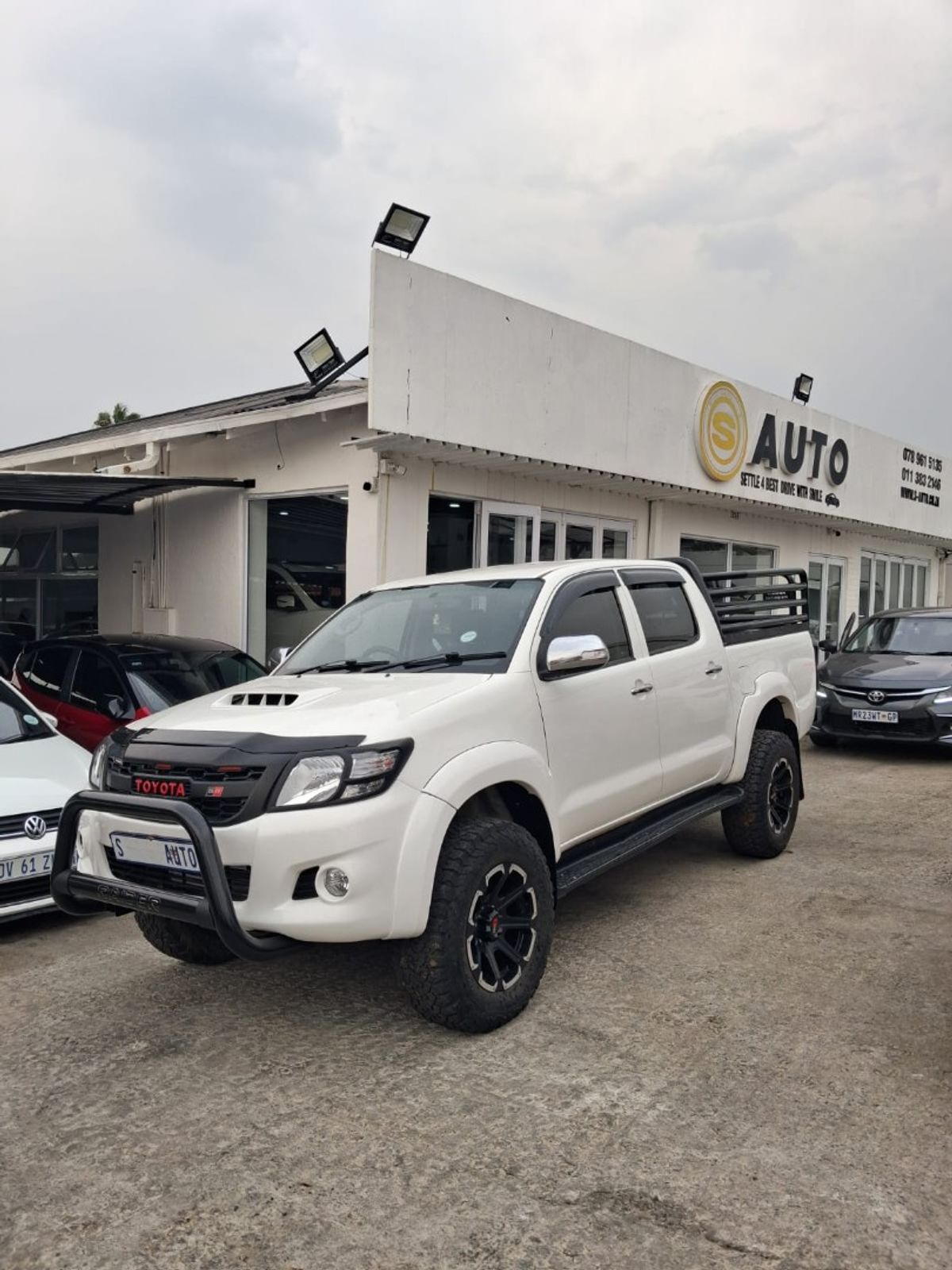 2014 Toyota Hilux 3.0 D-4D Raider Raised Body Auto Double-Cab