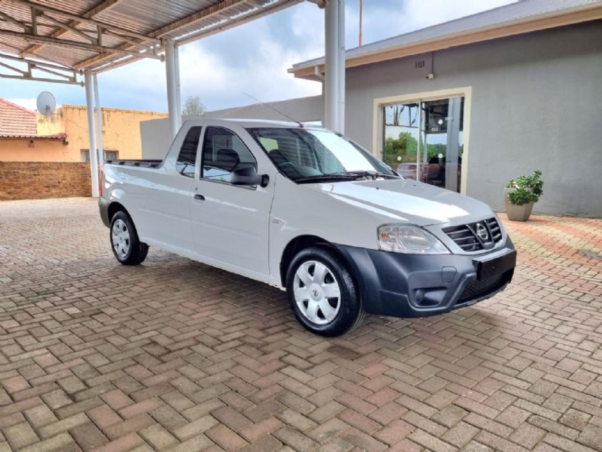 2023 Nissan NP200 1.6 A/C Safety Pack