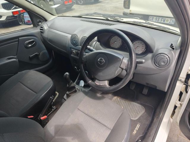 2021 Nissan NP200 1.6 A/C Safety Pack, photo 4