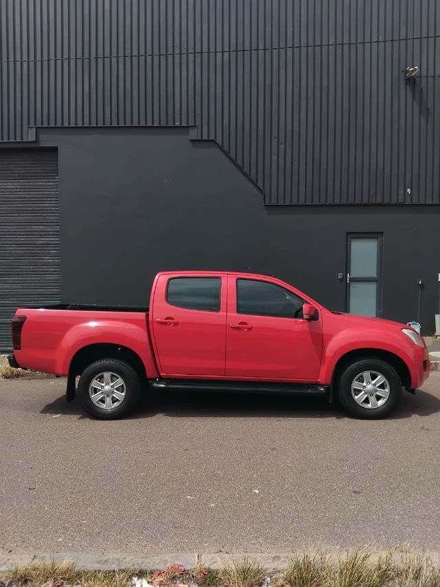 2014 Isuzu KB 240i LE Double-Cab, photo 3