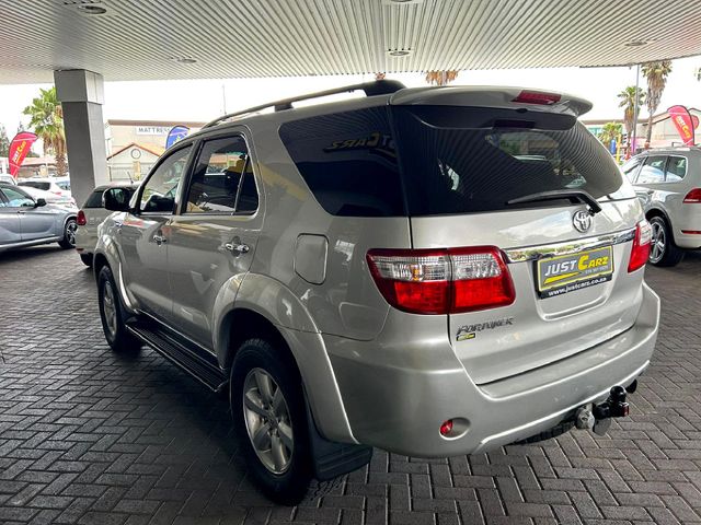 2010 Toyota Fortuner 4.0 V6 Auto, photo 3