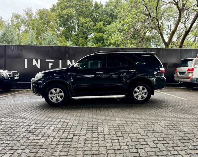 2010 Toyota Fortuner 3.0 D-4D Raised Body Auto, photo 2