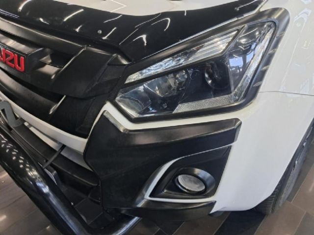 2022 Isuzu D-Max 300 X-Rider Auto Double-Cab, photo 2