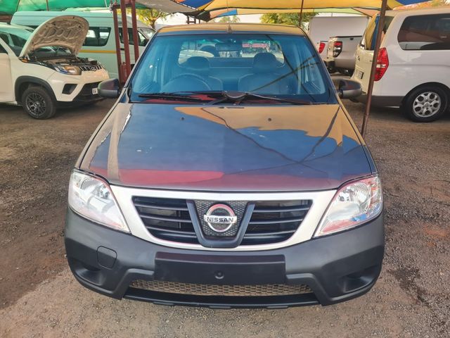 2015 Nissan NP200 One onwer full service history, photo 2