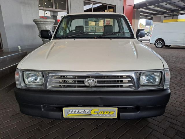 1999 Toyota Hilux 2400 D SWB Single-Cab, photo 2