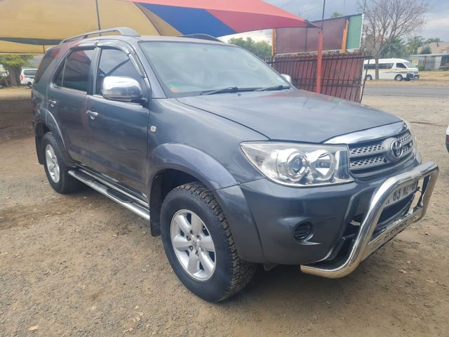 2012 Toyota Fortuner One owner full service history, photo 2