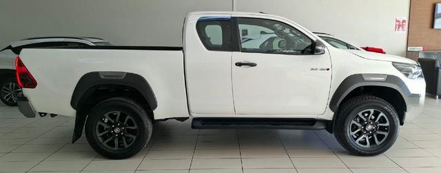 2023 Toyota Hilux 2.8 GD-6 Raised Body Legend Auto Extended Cab, photo 3