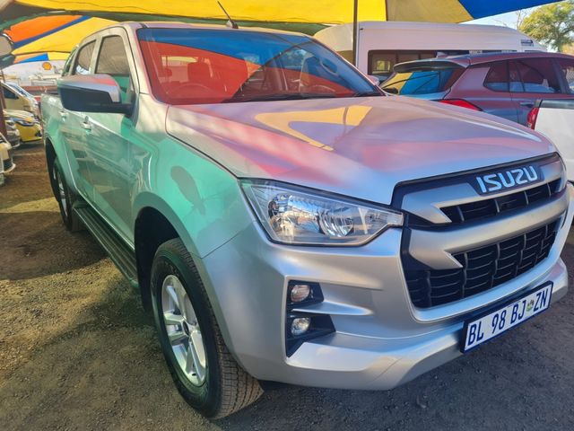 2022 Isuzu D-Max One owner full service history, photo 2