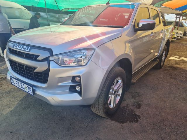 2022 Isuzu D-Max One owner full service history, photo 3