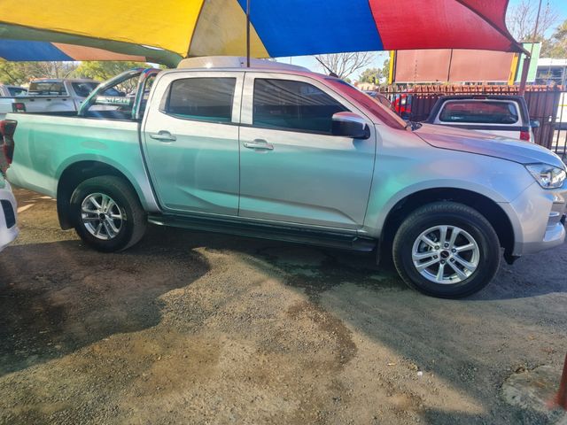 2022 Isuzu D-Max One owner full service history, photo 4
