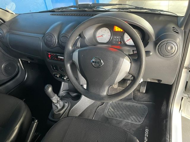 2023 Nissan NP200 1.6 A/C Safety Pack, photo 4