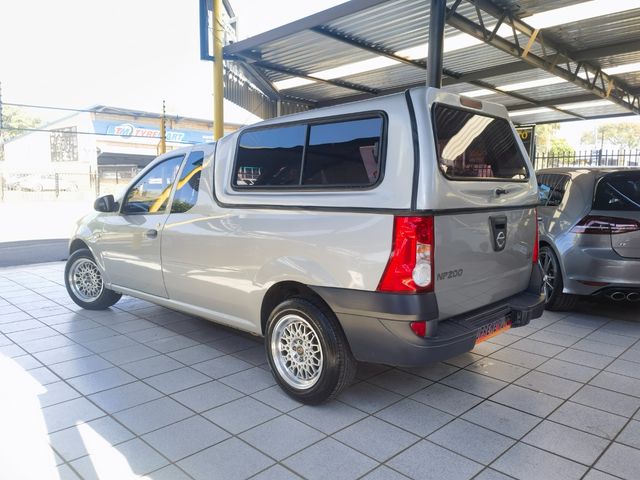 2015 Nissan NP200 1.6 A/C Safety Pack Manual, photo 2