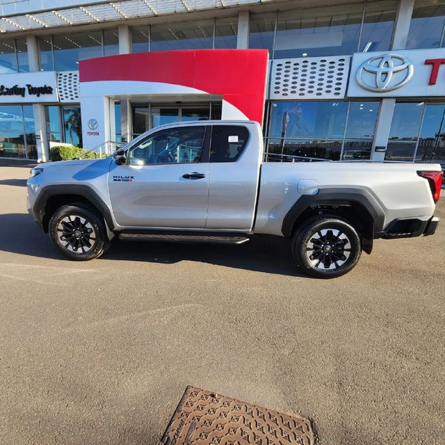 2026 Toyota Hilux 2.8 GD-6 RB Raider X Auto Extended Cab, photo 3