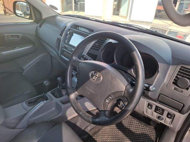 2010 Toyota Hilux 4.0 V6 Raider 4x4 Auto Double-Cab, photo 5