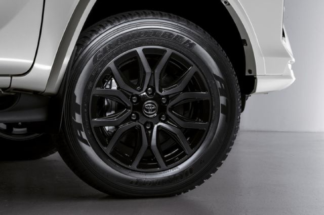 2026 Toyota Fortuner 2.8GD-6 4x4 GR-S Auto, photo 3
