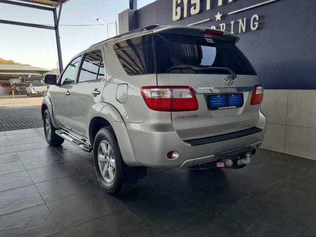 2011 Toyota Fortuner 4.0 V6 Auto, photo 3