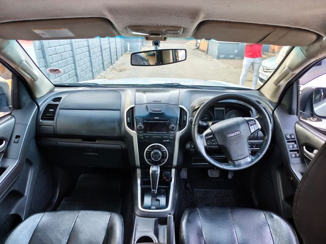 2015 Isuzu KB 300 D-Teq LX Auto Double-Cab, photo 4