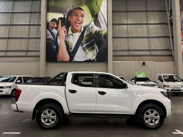 2022 Nissan Navara 2.5 DDTi SE Plus 4X4 Double-Cab, photo 2