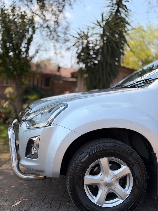 2019 Isuzu KB 300 D-Teq LX Auto Double-Cab, photo 4