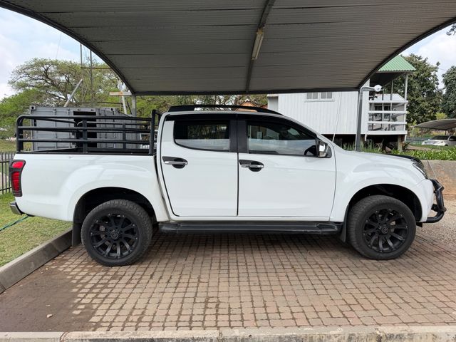 2014 Isuzu KB 300 D-Teq LX Auto Double-Cab, photo 2