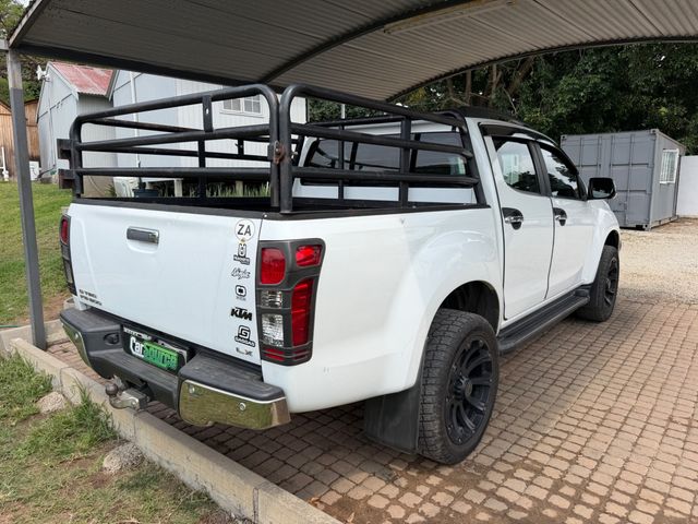 2014 Isuzu KB 300 D-Teq LX Auto Double-Cab, photo 3