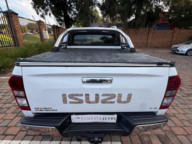 2017 Isuzu KB 300 D-Teq LX Auto 4x4 Double-Cab, photo 3
