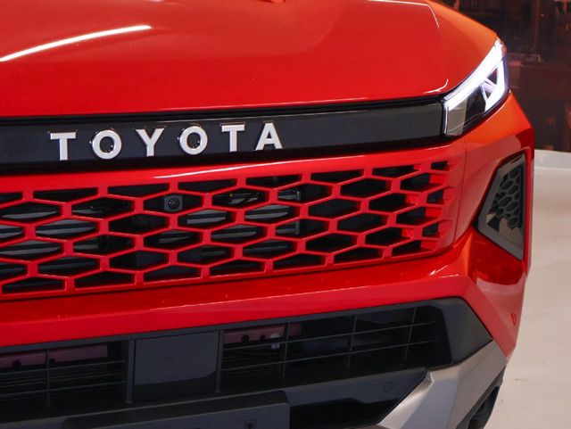 2026 Toyota Hilux 2.8 GD-6 RB Legend Auto Double-Cab (Mhev), photo 4