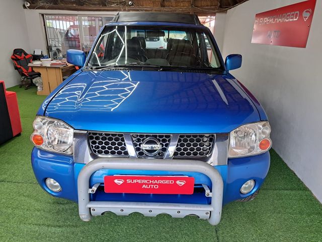 2002 Nissan Hardbody 3300i SEL 4x4 Double-Cab, photo 2
