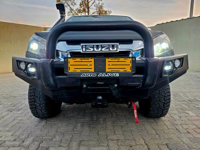 2015 Isuzu KB 300 D-Teq LX Standard 4x4 Double-Cab, photo 2