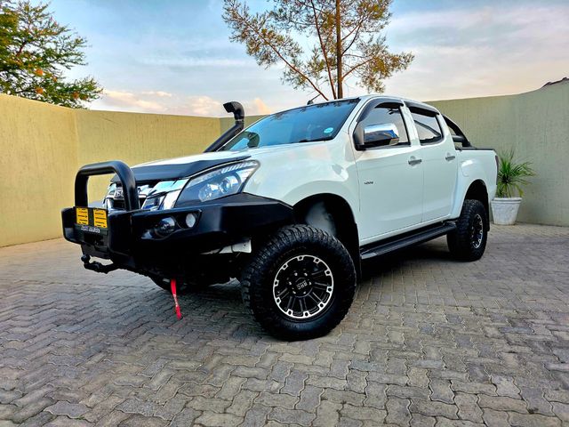 2015 Isuzu KB 300 D-Teq LX Standard 4x4 Double-Cab, photo 4