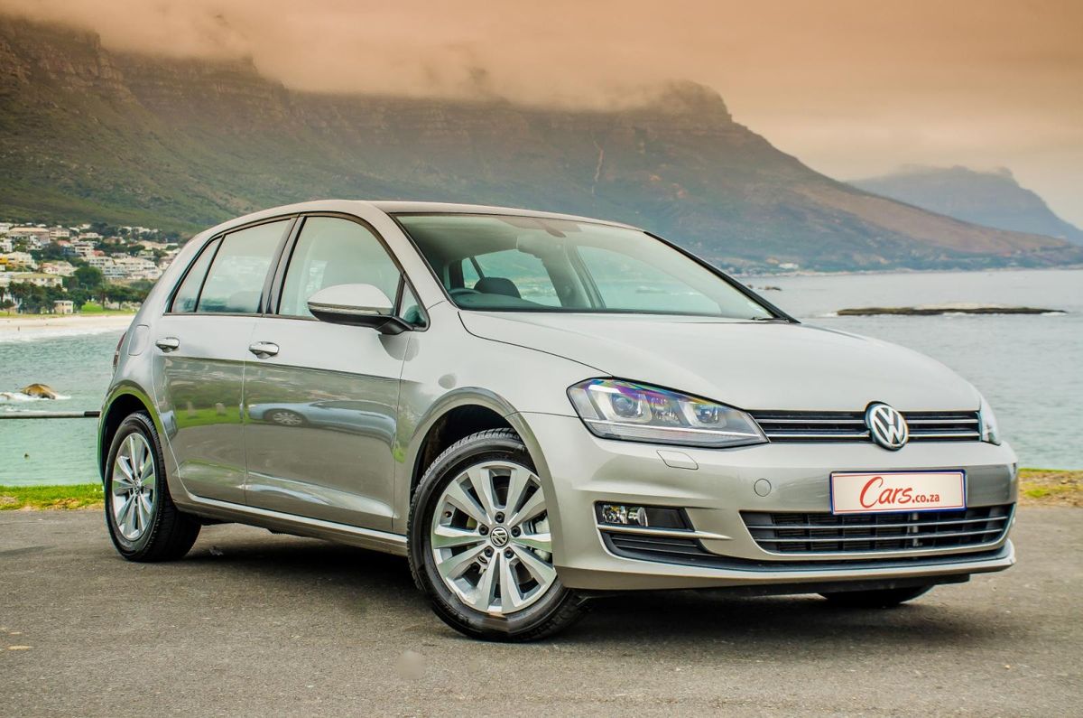 Comparative Review Opel Astra vs Volkswagen Golf 7 Cars