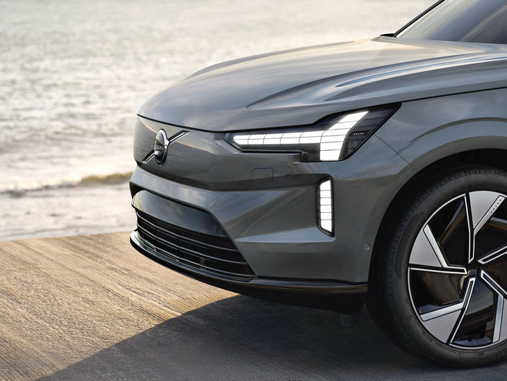 Volvo EX90 front end