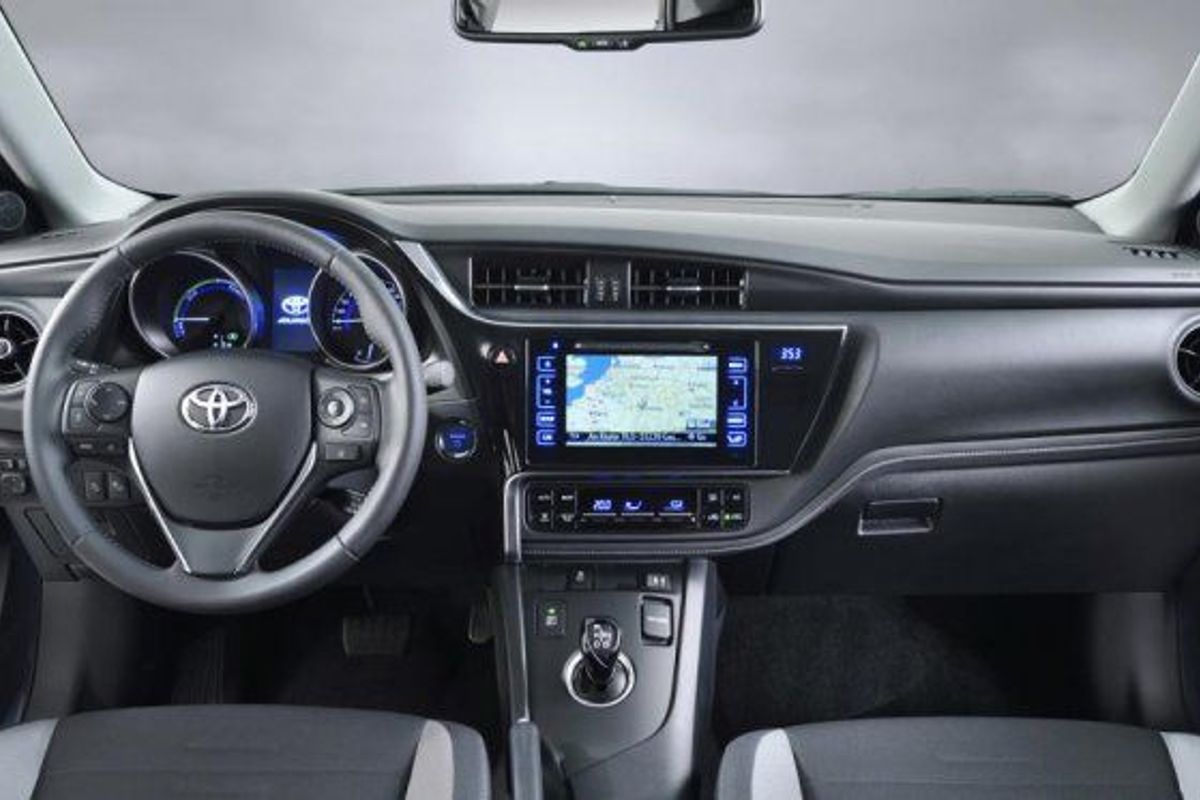 2015 Toyota Auris Facelift Revealed