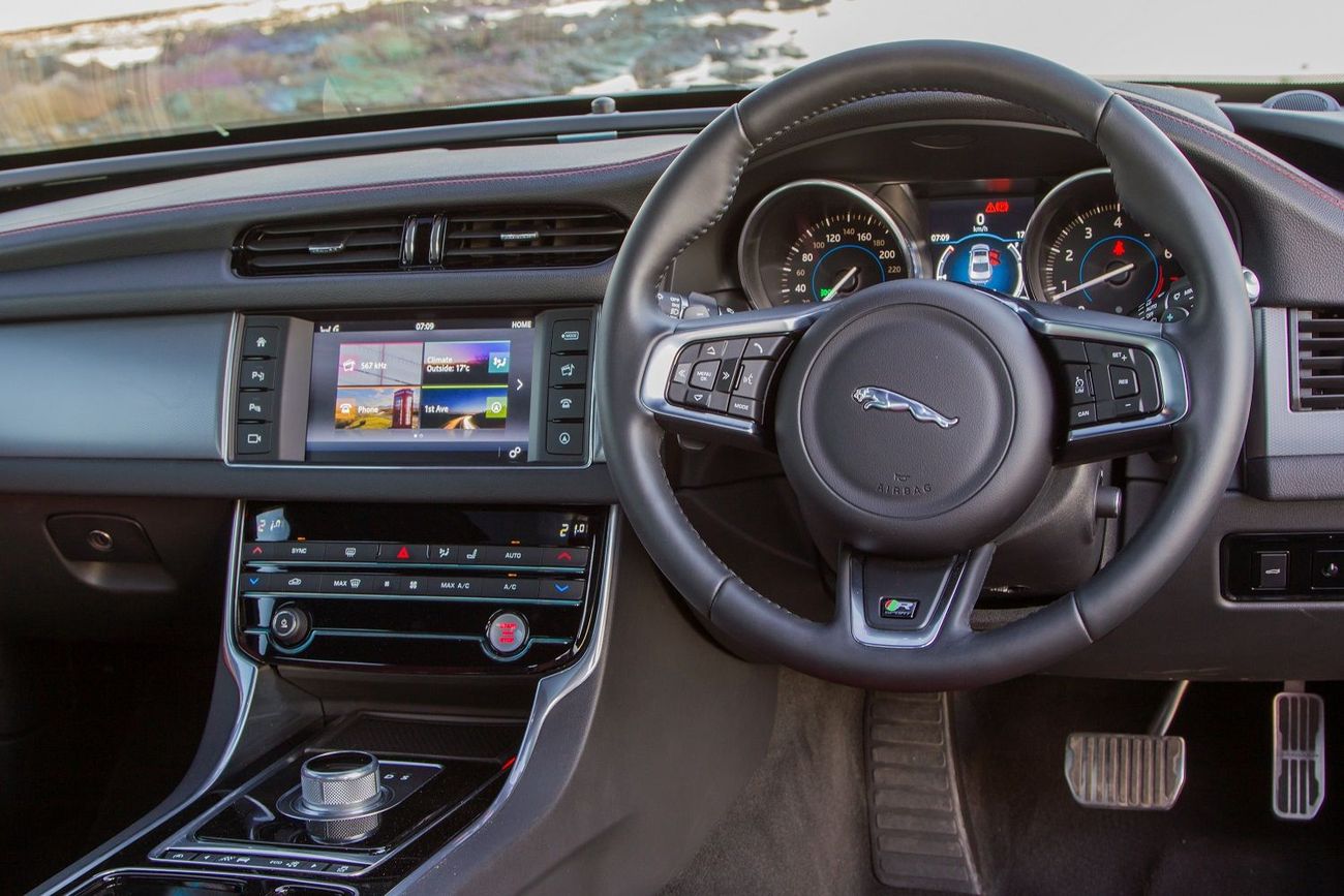 Jaguar XF 20d Prestige (2016) Review