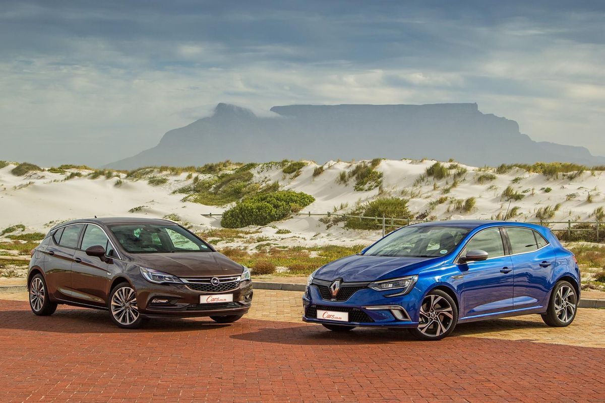 Opel renault. Opel Astra vs Renault Megane. Renault Megane vs Opel Astra h. Опель Лимитед 2020.