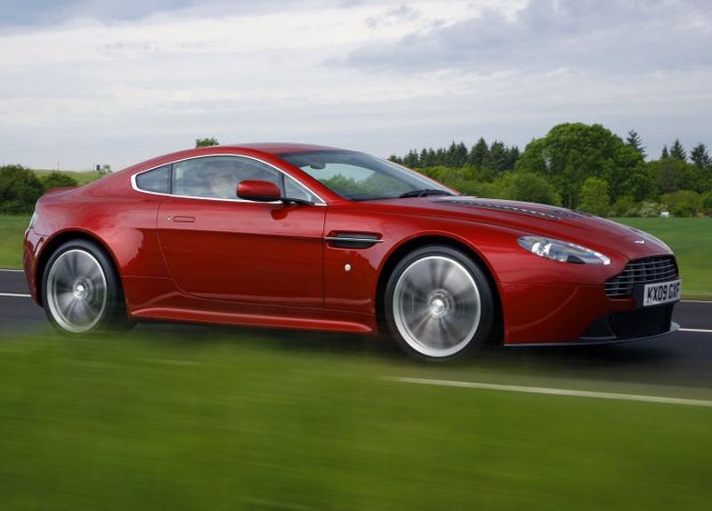 Aston Martin Made a One-of-One Retro Supercar With 847 Horses, a V12 and  Manual Transmission