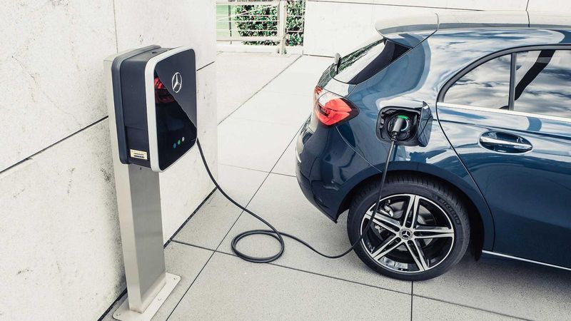 Mercedes a250e store charging