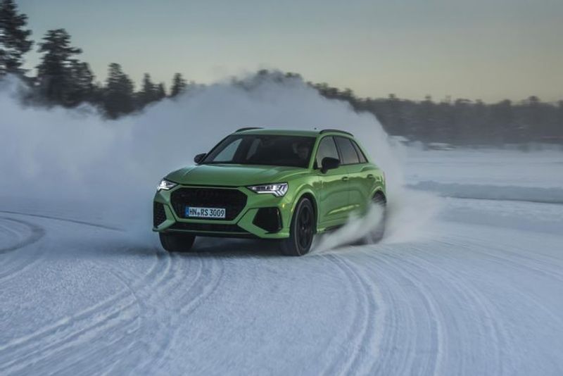 Audi-RSQ3-snow