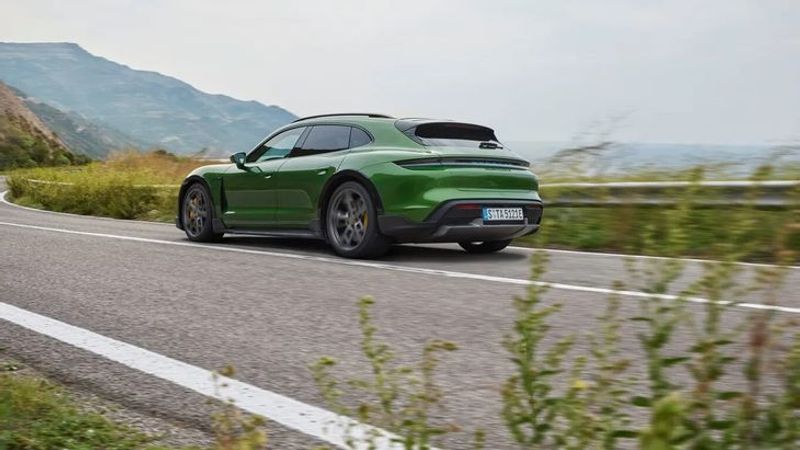 Porsche-Taycan-Cross-Turismo