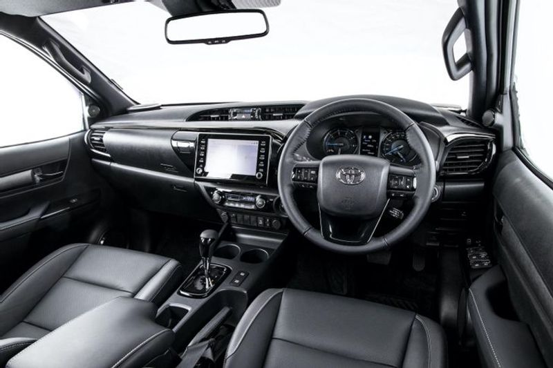 Toyota-Hilux-LegendRS-interior