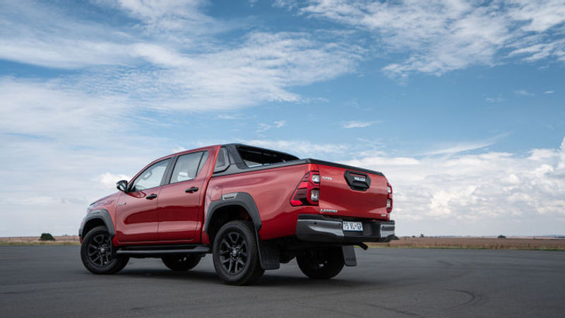 Toyota-Hilux-LegendRS-sidesun
