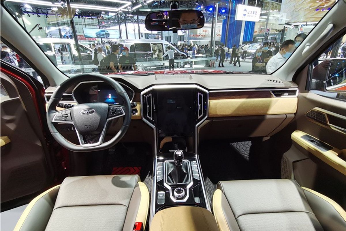 https://img-ik.cars.co.za/news-site-za/images/2021/07/JAC-T9-interior.jpg?tr=w-1200,h-800