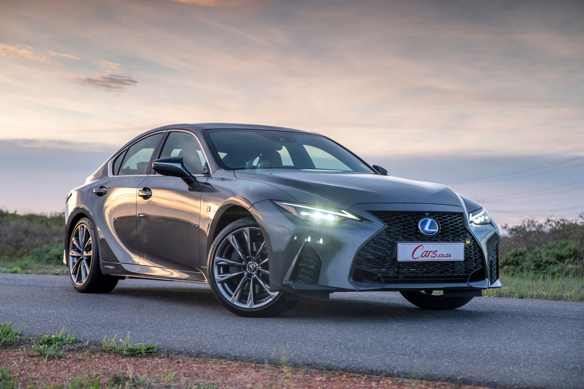 Lexus IS300h (2021) Review