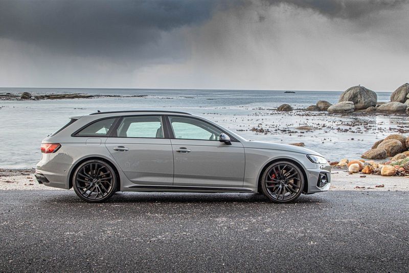 Audi RS4 Avant side