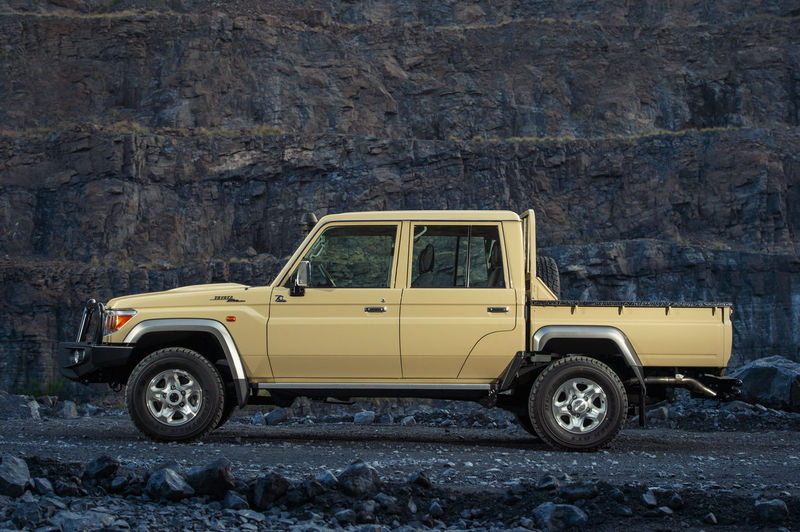 Land Cruiser 70th side