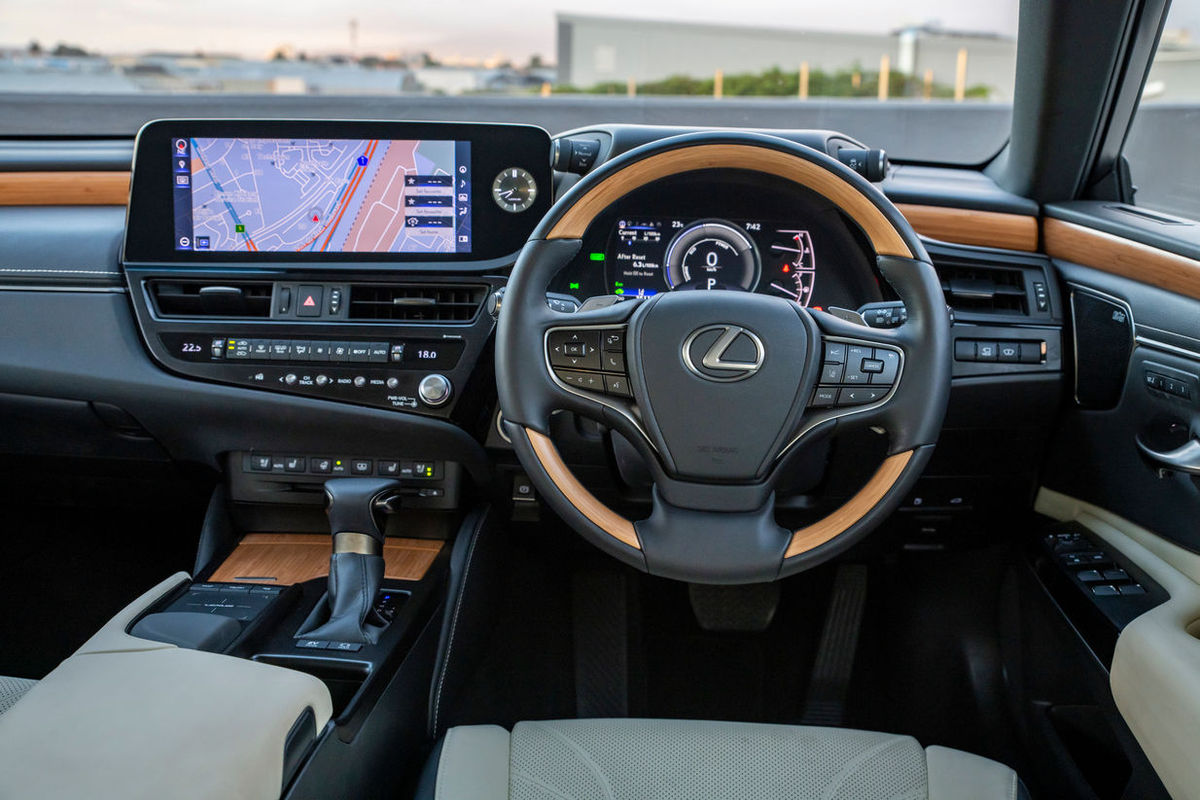 Lexus ES300h (2022) Review