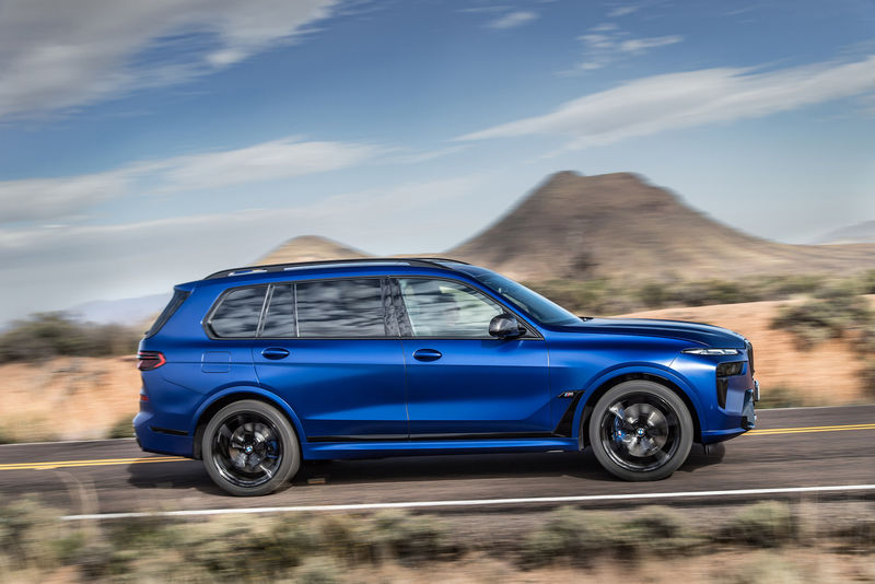 BMW X7 facelift side blue