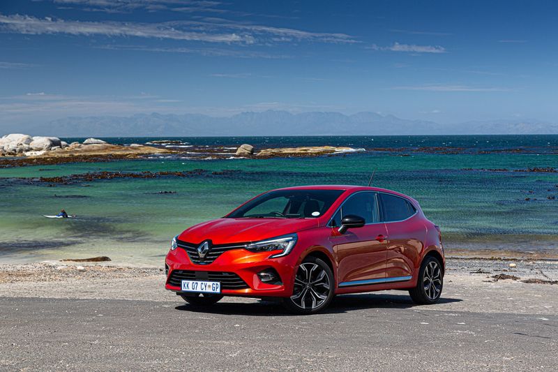 Renault Clio 1.0 Intens front three-quarter view.