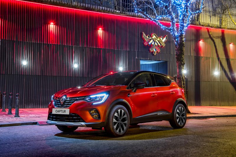 2023 Renault Captor front three-quarter view.